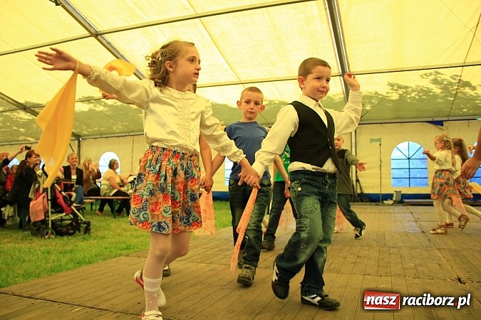 Zdjęcie w galerii na portalu naszraciborz.pl: Tulipany dla Mam, czyli festyn w Krowiarkach wiadomości z regionu