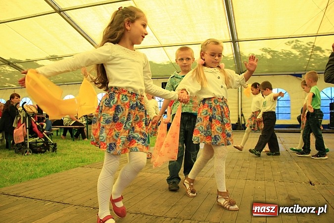 Zdjęcie w galerii na portalu naszraciborz.pl: Tulipany dla Mam, czyli festyn w Krowiarkach wiadomości z regionu