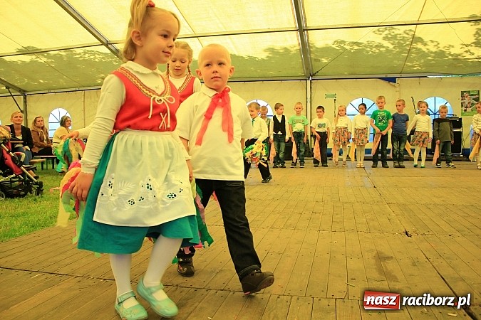 Zdjęcie w galerii na portalu naszraciborz.pl: Tulipany dla Mam, czyli festyn w Krowiarkach wiadomości z regionu