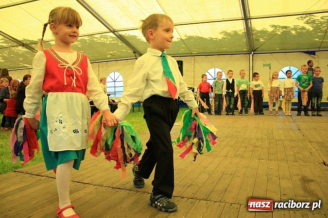 Zdjęcie w galerii na portalu naszraciborz.pl: Tulipany dla Mam, czyli festyn w Krowiarkach wiadomości z regionu