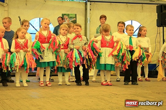 Zdjęcie w galerii na portalu naszraciborz.pl: Tulipany dla Mam, czyli festyn w Krowiarkach wiadomości z regionu