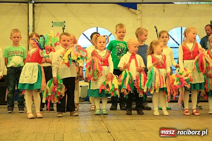 Zdjęcie w galerii na portalu naszraciborz.pl: Tulipany dla Mam, czyli festyn w Krowiarkach wiadomości z regionu