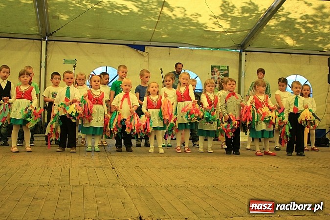 Zdjęcie w galerii na portalu naszraciborz.pl: Tulipany dla Mam, czyli festyn w Krowiarkach wiadomości z regionu