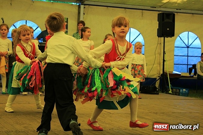Zdjęcie w galerii na portalu naszraciborz.pl: Tulipany dla Mam, czyli festyn w Krowiarkach wiadomości z regionu