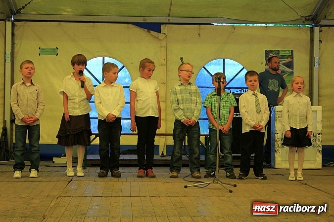 Zdjęcie w galerii na portalu naszraciborz.pl: Tulipany dla Mam, czyli festyn w Krowiarkach wiadomości z regionu