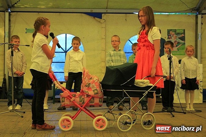 Zdjęcie w galerii na portalu naszraciborz.pl: Tulipany dla Mam, czyli festyn w Krowiarkach wiadomości z regionu