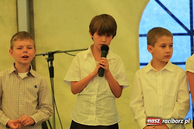 Zdjęcie w galerii na portalu naszraciborz.pl: Tulipany dla Mam, czyli festyn w Krowiarkach wiadomości z regionu