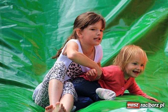 Zdjęcie w galerii na portalu naszraciborz.pl: Tulipany dla Mam, czyli festyn w Krowiarkach wiadomości z regionu