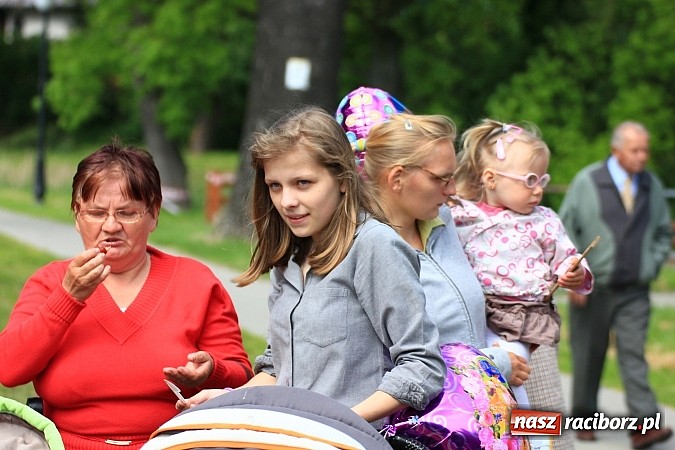 Zdjęcie w galerii na portalu naszraciborz.pl: Tulipany dla Mam, czyli festyn w Krowiarkach wiadomości z regionu