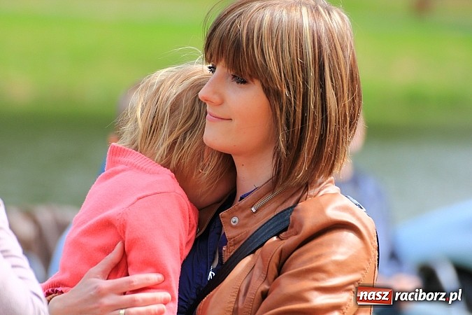 Zdjęcie w galerii na portalu naszraciborz.pl: Tulipany dla Mam, czyli festyn w Krowiarkach wiadomości z regionu