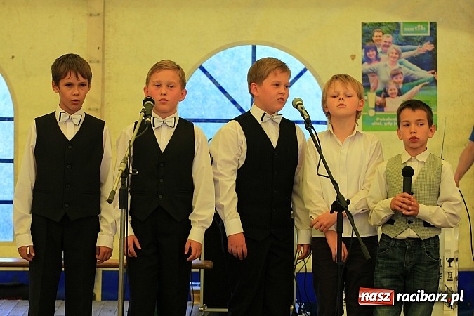 Zdjęcie w galerii na portalu naszraciborz.pl: Tulipany dla Mam, czyli festyn w Krowiarkach wiadomości z regionu