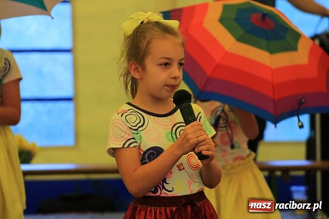 Zdjęcie w galerii na portalu naszraciborz.pl: Tulipany dla Mam, czyli festyn w Krowiarkach wiadomości z regionu