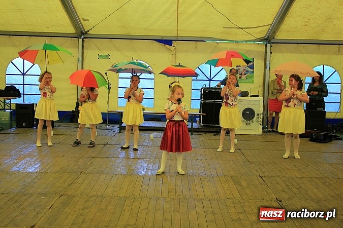 Zdjęcie w galerii na portalu naszraciborz.pl: Tulipany dla Mam, czyli festyn w Krowiarkach wiadomości z regionu