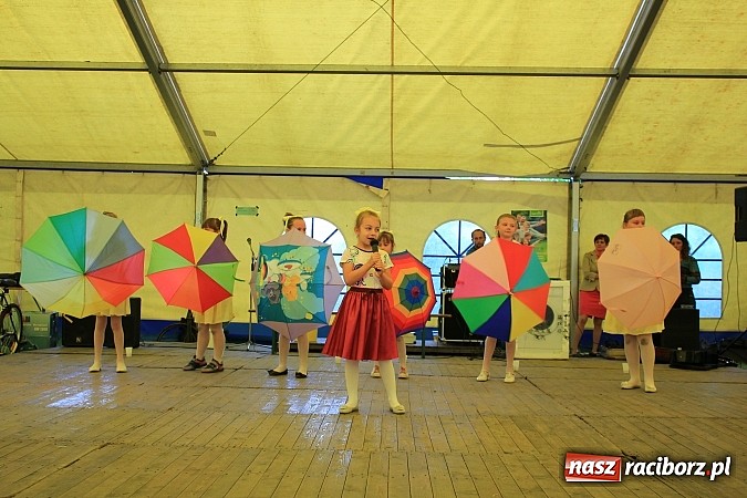 Zdjęcie w galerii na portalu naszraciborz.pl: Tulipany dla Mam, czyli festyn w Krowiarkach wiadomości z regionu