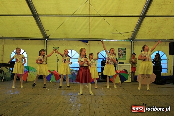 Zdjęcie w galerii na portalu naszraciborz.pl: Tulipany dla Mam, czyli festyn w Krowiarkach wiadomości z regionu