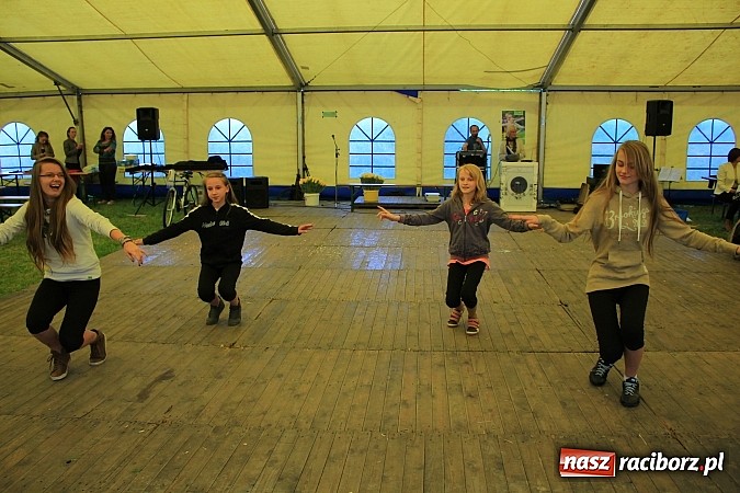 Zdjęcie w galerii na portalu naszraciborz.pl: Tulipany dla Mam, czyli festyn w Krowiarkach wiadomości z regionu