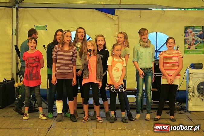 Zdjęcie w galerii na portalu naszraciborz.pl: Tulipany dla Mam, czyli festyn w Krowiarkach wiadomości z regionu