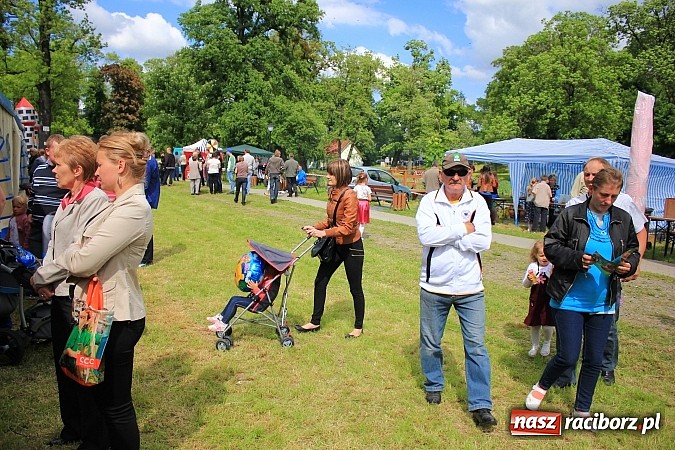 Zdjęcie w galerii na portalu naszraciborz.pl: Tulipany dla Mam, czyli festyn w Krowiarkach wiadomości z regionu