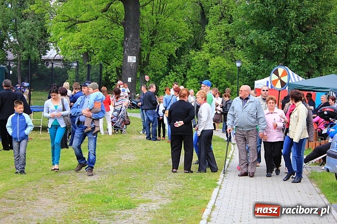 Zdjęcie w galerii na portalu naszraciborz.pl: Tulipany dla Mam, czyli festyn w Krowiarkach wiadomości z regionu