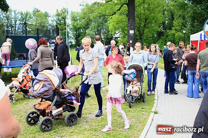 Zdjęcie w galerii na portalu naszraciborz.pl: Tulipany dla Mam, czyli festyn w Krowiarkach wiadomości z regionu