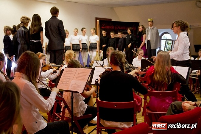 Zdjęcie w galerii na portalu naszraciborz.pl: Bajka o Kopciuszku pokazana na zamku wiadomości z regionu