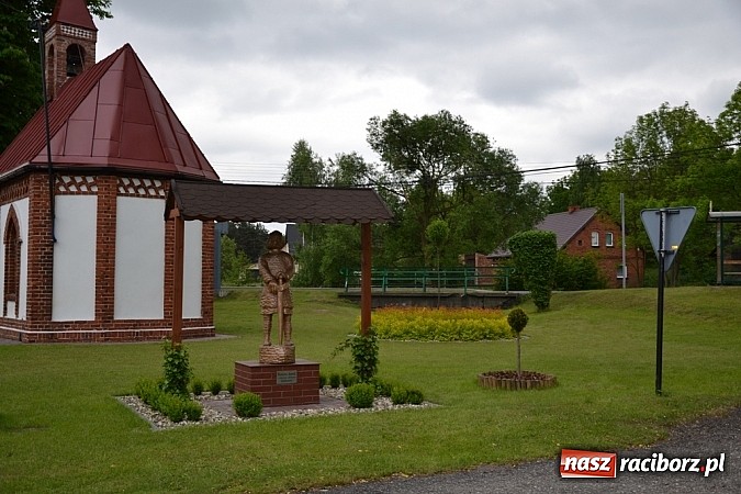 Zdjęcie w galerii na portalu naszraciborz.pl: Dokumentalista z Chicago kręci film w Jankowicach wiadomości z regionu