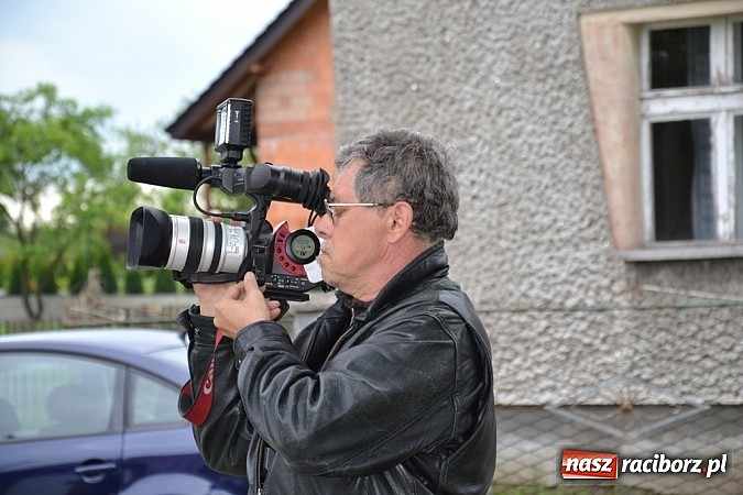 Zdjęcie w galerii na portalu naszraciborz.pl: Dokumentalista z Chicago kręci film w Jankowicach wiadomości z regionu