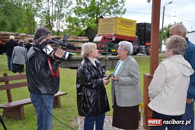Zdjęcie w galerii na portalu naszraciborz.pl: Dokumentalista z Chicago kręci film w Jankowicach wiadomości z regionu