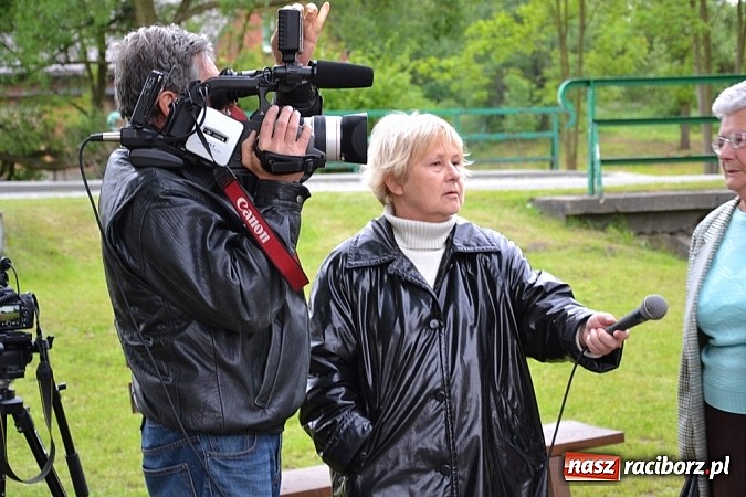 Zdjęcie w galerii na portalu naszraciborz.pl: Dokumentalista z Chicago kręci film w Jankowicach wiadomości z regionu