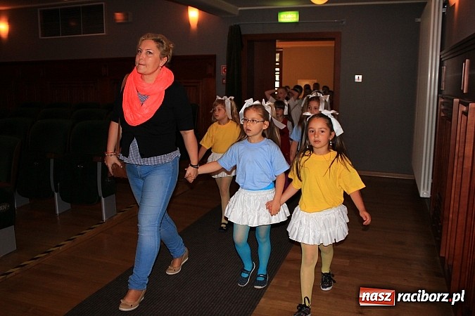Zdjęcie w galerii na portalu naszraciborz.pl: Przedszkolaki wystąpiły na scenie RCK-u wiadomości z regionu