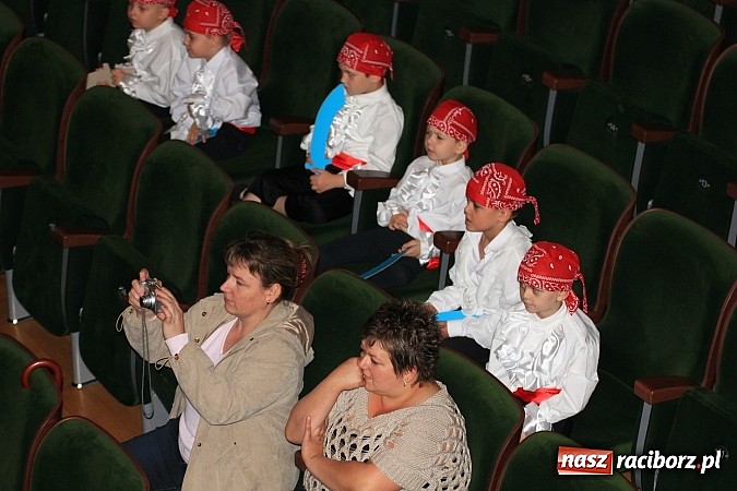 Zdjęcie w galerii na portalu naszraciborz.pl: Przedszkolaki wystąpiły na scenie RCK-u wiadomości z regionu