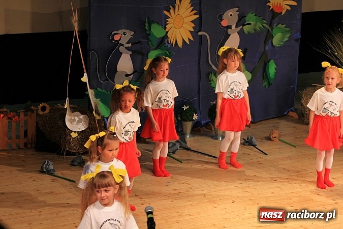 Zdjęcie w galerii na portalu naszraciborz.pl: Przedszkolaki wystąpiły na scenie RCK-u wiadomości z regionu
