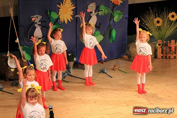 Zdjęcie w galerii na portalu naszraciborz.pl: Przedszkolaki wystąpiły na scenie RCK-u wiadomości z regionu