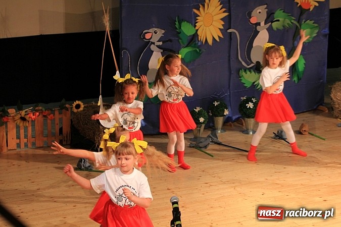 Zdjęcie w galerii na portalu naszraciborz.pl: Przedszkolaki wystąpiły na scenie RCK-u wiadomości z regionu