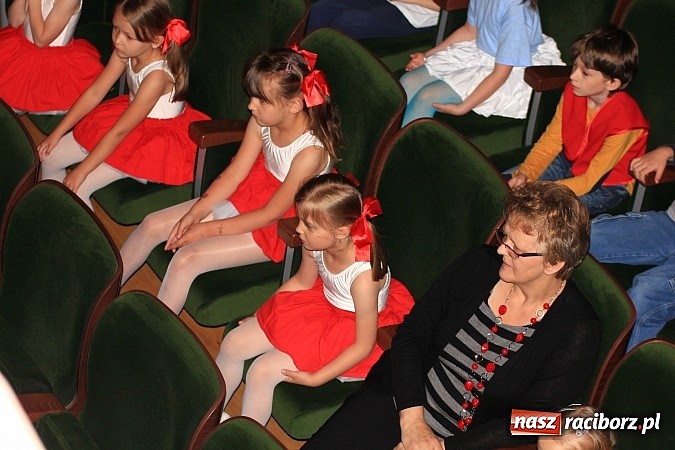 Zdjęcie w galerii na portalu naszraciborz.pl: Przedszkolaki wystąpiły na scenie RCK-u wiadomości z regionu