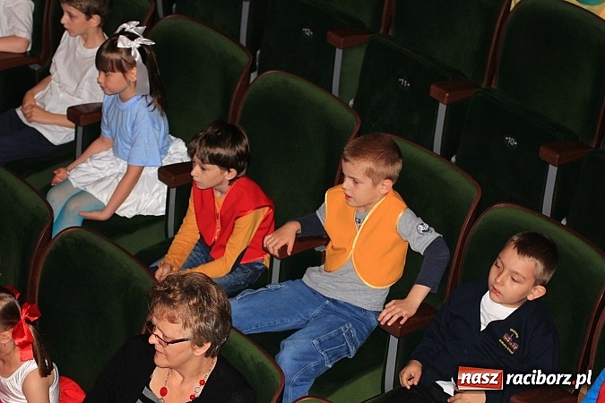 Zdjęcie w galerii na portalu naszraciborz.pl: Przedszkolaki wystąpiły na scenie RCK-u wiadomości z regionu
