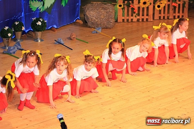 Zdjęcie w galerii na portalu naszraciborz.pl: Przedszkolaki wystąpiły na scenie RCK-u wiadomości z regionu