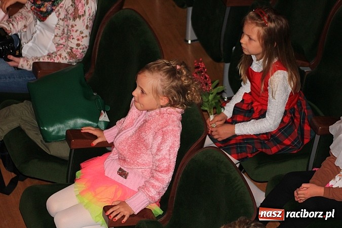Zdjęcie w galerii na portalu naszraciborz.pl: Przedszkolaki wystąpiły na scenie RCK-u wiadomości z regionu