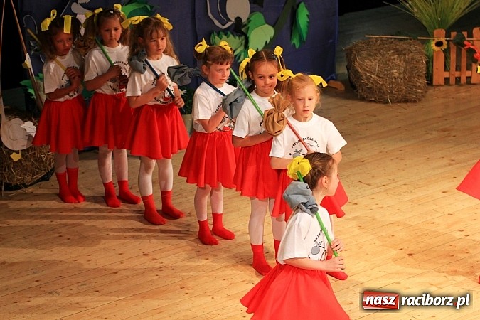 Zdjęcie w galerii na portalu naszraciborz.pl: Przedszkolaki wystąpiły na scenie RCK-u wiadomości z regionu