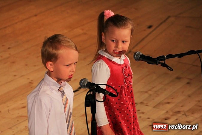Zdjęcie w galerii na portalu naszraciborz.pl: Przedszkolaki wystąpiły na scenie RCK-u wiadomości z regionu
