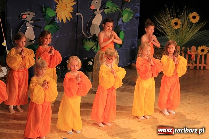 Zdjęcie w galerii na portalu naszraciborz.pl: Przedszkolaki wystąpiły na scenie RCK-u wiadomości z regionu