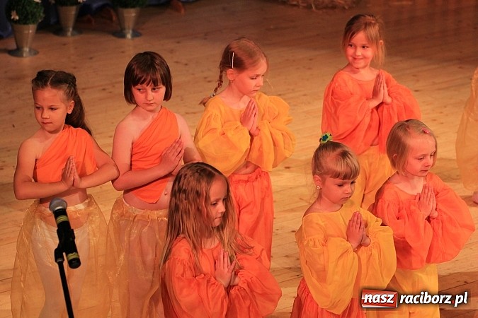 Zdjęcie w galerii na portalu naszraciborz.pl: Przedszkolaki wystąpiły na scenie RCK-u wiadomości z regionu