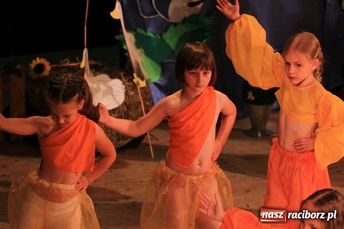 Zdjęcie w galerii na portalu naszraciborz.pl: Przedszkolaki wystąpiły na scenie RCK-u wiadomości z regionu