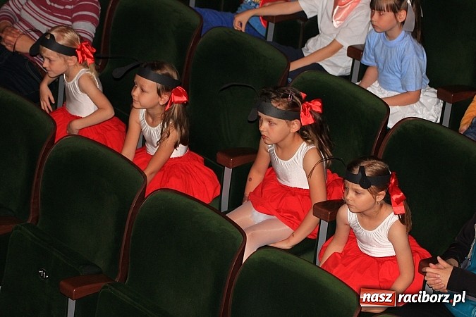 Zdjęcie w galerii na portalu naszraciborz.pl: Przedszkolaki wystąpiły na scenie RCK-u wiadomości z regionu