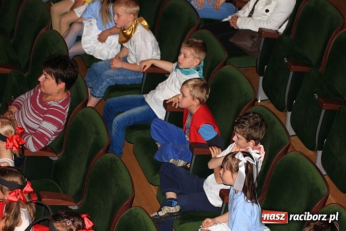 Zdjęcie w galerii na portalu naszraciborz.pl: Przedszkolaki wystąpiły na scenie RCK-u wiadomości z regionu