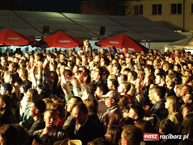 Zdjęcie w galerii na portalu naszraciborz.pl: Wilki rozgrzały fanów w Nędzy wiadomości z regionu