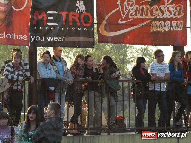 Zdjęcie w galerii na portalu naszraciborz.pl: Wilki rozgrzały fanów w Nędzy wiadomości z regionu