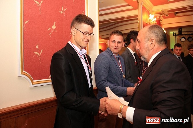 Zdjęcie w galerii na portalu naszraciborz.pl: Niech żyje bal... Impreza absolwentów PWSZ wiadomości z regionu