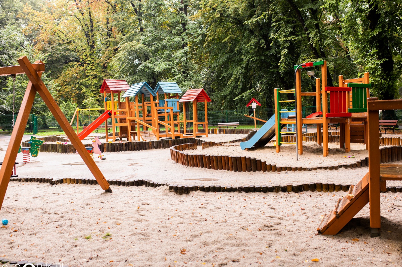 Park im. Miasta Roth w oczekiwaniu na nowy plac zabaw – mieszkańcy pytają, kiedy ruszą prace