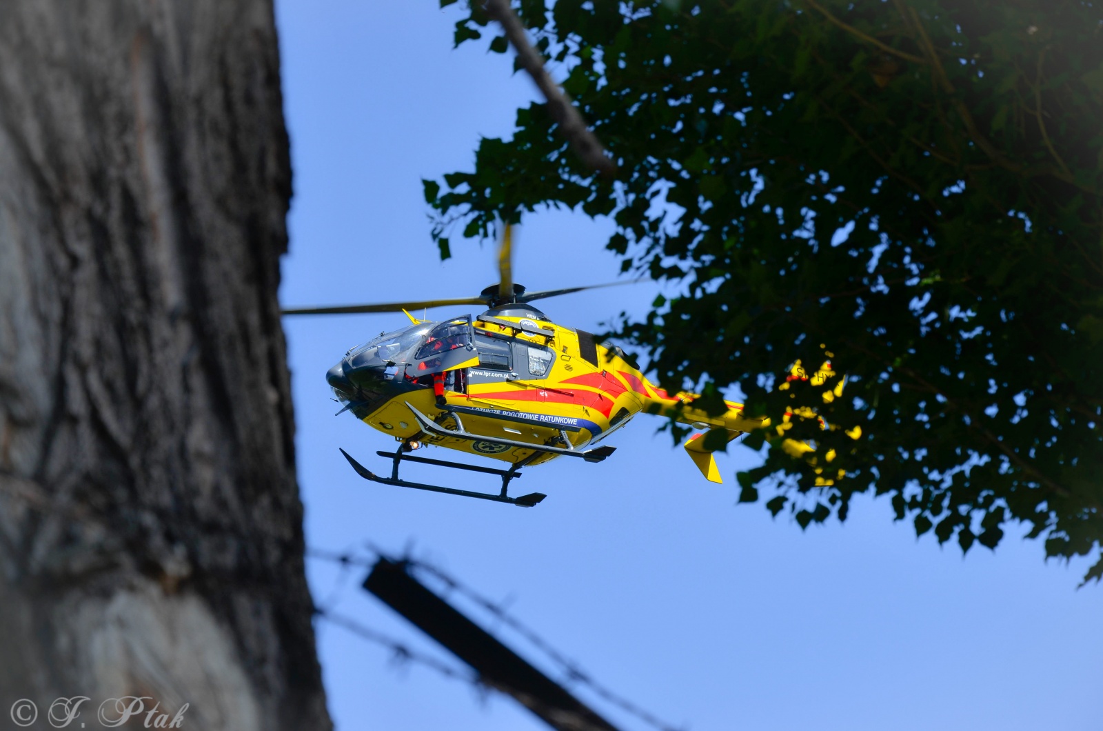 Groźny wypadek przy ulicy Opawskiej w Raciborzu. Mężczyzna porażony prądem – interweniował śmigłowiec LPR